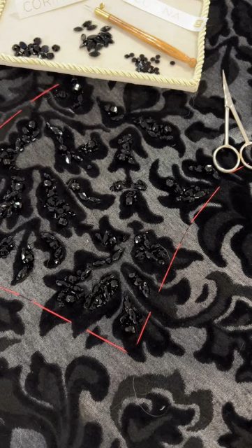 Bordado con cristal checo para la Colección Aldamar de Ze Garcia presentada en el Museo Cristóbal Balenciaga. Una colección que ensalza su gran compromiso con la feminidad, la elegancia y la alta artesanía.
.
Los Bordados de Alta Costura son Excelencia  y “Savoir faire”. 

Handmade embroidery 💕Corina Embroidery Art

Corina Roselló
MAESTRA ARTESANA DIVULGATIVA.
.
@zegarciaoficial
@cristobalbalenciagamuseoa
@carnetfabrics
@sansebastianmodafestival 
.
@jablonex_official @crystalsbypreciosa @sansebastianmodafestival 
#zegarcia #museodeltraje #cristobalbalenciaga#museobalenciaga @museodeltraje #altaartesania #savoirfaire #balenciaga #hautecoutureembroidery @flashmodatve #historia_de_la_moda #embroideryart #hechoamano #madespain #swarovski #jablonex 
#hautecoutureembroiderybarcelona #bordadoluneville #crochetdeluneville #corinaembroideryart #bordadoaltacostura #bordadoamano #cursosluneville #tambourembroidery #embroideryschool #flashmoda #MBFWMadrid @artesaniacat @academiadelamoda.es