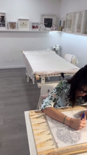 Curso Profesional NIVEL II
CROCHET DE LUNÉVILLE Y PEDRERÍA.
Un curso muy completo en el que aprenderás nuevas técnicas de Alta Costura y te permitirá mejorar tus conocimientos adquiridos en cursos anteriores.
.
!Felicidades @linamap99 por tu fantástico trabajo! ¡Gracias por venir desde Colombia!
 
💕Ven a divertirte todos los días del año💕.

✏️Tienes toda la información en el link de la web que encontrarás en la bio.

Corina Roselló
MAESTRA ARTESANA DIVULGATIVA

1ª ESCUELA PROFESIONAL EN ESPAÑA DE BORDADO LUNÉVILLE DE ALTA COSTURA Y BORDADO CREATIVO

Handmade embroidery 💕Corina Embroidery Art

#hautecoutureembroiderybarcelona #luneville #novias #bordadoluneville #crochetdeluneville #corinaembroideryart #cicdesignbrandingstudio #hautecouture #luxurydesign #bordadoaltacostura #hautecoutureembroidery #altacostura #textilart #maestraartesana #bridaldress 
#weddingaccesories #luxuryaccessories #bordadoamano #cursosluneville #tambourembroidery #tambourbeading #embroideryschool #luxurybags #lunevillebroderie #broderiehautecouture #embroideryworkshop #altaartesania #handmade #flashmoda #savoirfaire @artesaniacat