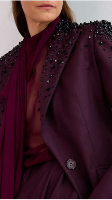 Americana de la colección Aldamar de Ze Garcia bordada a mano con cristal checo.
Diseños únicos que buscan la excelencia artesanal, belleza perdurable, pasión por el detalle y donde cada puntada cuenta una historia.
Alta Artesanía Española.

Los Bordados de Alta Costura son Excelencia  y “Savoir faire”. 

Handmade embroidery 💕Corina Embroidery Art

Corina Roselló
Maestra Artesana Divulgativa

@zegarciaoficial
@cristobalbalenciagamuseoa
.
@jablonex_official @crystalsbypreciosa 
#zegarcia #bordadoaltacostura #cristobalbalenciaga#museobalenciaga  #altaartesania #savoirfaire #balenciaga #hautecoutureembroidery @flashmodatve #historia_de_la_moda #embroideryart #hechoamano #madespain #swarovski #jablonex 
#hautecoutureembroiderybarcelona #bordadoluneville #crochetdeluneville #corinaembroideryart #bordadoaltacostura #bordadoamano #cursosluneville #tambourembroidery #embroideryschool #flashmoda #MBFWMadrid #artesaniacat #academiadelamoda.es