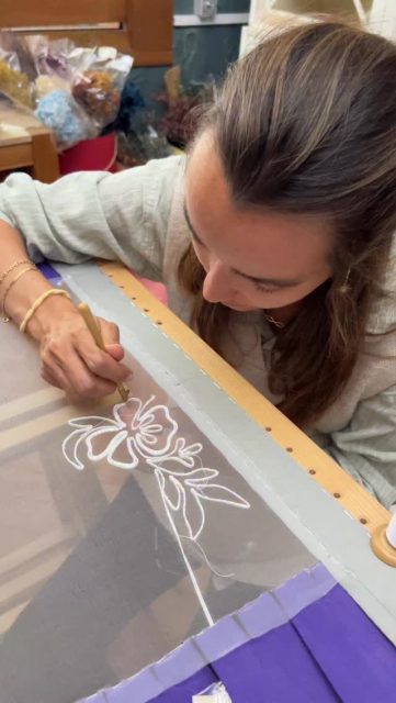 Curso de Bordado para Vestidos de Novia con el delicado arte del soutage* de seda y sofisticadas flores en volumen realizadas con hilos de Seda Natural 100% con la puntada “Point Tiré”  con la aguja de gancho Lunéville. 

Alumna @mariadediegoaguado

¿Te gustaría aprender cómo María la belleza del Bordado francés Lunéville y crear una pieza que refleja la verdadera artesanía de alto valor y legado cultural?.

¡Un curso único para los entusiastas del bordado que buscan un reto creativo!

✏️Toda la información la tienes en el link a la web que encontrarás en la bio.

 
💕Ven a divertirte todos los días del año💕
Corina Roselló
Maestra Artesana Divulgativa

#hautecoutureembroiderybarcelona #luneville #bordadoluneville #crochetdeluneville #corinaembroideryart #cicdesignbrandingstudio #hautecouture #luxurydesign #bordadoaltacostura #hautecoutureembroidery #altacostura #altaartesania #maestraartesana #bridaldress 
#weddingaccesories #luxuryaccessories #bordadoamano #cursosluneville #tambourembroidery #tambourbeading #crochetdeluneville #embroideryschool #novias #lunevillebroderie #broderiehautecouture #embroideryworkshop #fashion #handmade #flashmoda #novias #savoirfaire #weddingdress