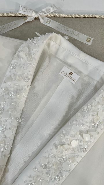 Americana de bordada a mano con cristal checo.
Diseños únicos que buscan la excelencia artesanal, belleza perdurable, pasión por el detalle y donde cada puntada cuenta una historia.
Alta Artesanía Española.
Los Bordados de Alta Costura son Excelencia y “Savoir faire”.
Handmade embroidery 💕Corina Embroidery School
Corina Roselló
Maestra Artesana Divulgativa
@jablonex_official @crystalsbypreciosa
#bordadoaltacostura #altaartesania #savoirfaire hautecoutureembroidery #historia_de_la_moda hechoamano madespain swarovski
hautecoutureembroiderybarcelona bordadoluneville crochetdeluneville corinaembroideryart cursosluneville tambourembroidery embroideryschool academiadelamoda