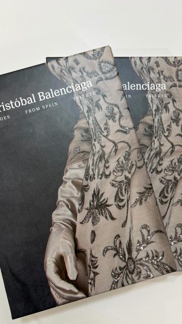 ¡Un gran orgullo ser parte de este gran proyecto Tributo a Cristóbal Balenciaga!.
Espectacular libro de la primera exposición en Italia de Cristóbal Balenciaga impulsada por la Federación del Calzado Español y comisariado por Javier Echeverría Sola , Shoes from Spain Tribute’ celebrada en El Palazzo Morando, Museo de la Moda del Comune di Milan.
Gracias a:
@javier.sola @imanol.martinez.gomez @juancarlosvega.official @balenciaga.tribute @shoesfromspain @calzado_de_espana
Un homenaje realizado por empresas de calzado español, artesanos y artistas que han creado el calzado que acompaña las piezas de Cristóbal Balenciaga, poniendo en valor la alta artesanía, la excelencia del “hecho a mano” y la innovación.
.
Mi colaboración ha sido con la firma de calzado @gaimoespadrilles y vestido de Cristóbal Balenciaga de la colección privada @alventosatalamantescollection
#balenciaga.tribute #calzado_de_españa #shoesfromspaintribute #altaartesania #savoirfaire balenciaga palazzomorandomilano historia_de_la_moda madespain @sonsolesdiezde @peranrosana @palazzomorando