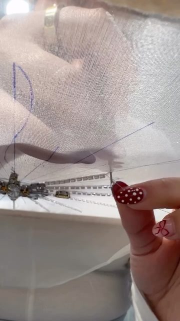 Curso de Iniciación y Avanzado de Bordado Luneville de Alta Costura.
Gracias a @alina.sanchez02 @bella_sgarden por venir desde Colombia a formaros en Barcelona.
Gracias a @viveverano y a @corp.universitariataller5 por hacer posible que Estudiantes de Moda de las mejores Universidades de Colombia puedan completar su formación en España ampliando sus conocimientos en Bordado Lunéville de Alta Costura y Diseño.
.
Corina Haute Couture Embroidery School
Bordado Profesional Lunéville y Bordado Creativo de Alta Costura, única en España, con todos los niveles de formación.
“Cursos Profesionales, Serios y Eficaces”
Presenciales y online todos los días del año.
✏️Toda la información en el link a la web que encontrarás en mi bio.
Si deseas asistir a los cursos, envia un mensaje directo o mail.
Corina Roselló
Maestra Artesana Divulgativa
Handmade embroidery💕Corina Embroidery Art
#hautecoutureembroiderybarcelona #luneville #crochetdeluneville #bordadoaltacostura hautecoutureembroidery
bordadoamano cursosluneville tambourembroidery tambourbeading crochetdeluneville embroideryschool embroideryworkshop fashion handmade flashmoda savoirfair