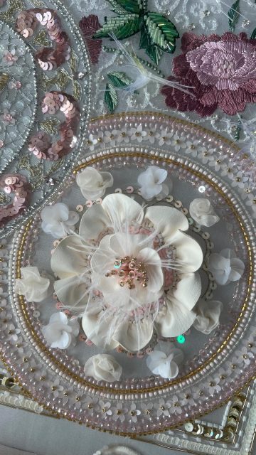 CURSO PROFESIONAL NIVEL II
CROCHET DE LUNÉVILLE Y BORDADO CREATIVO.
Gracias @jesusalbiol
Un curso muy completo en el que aprenderás nuevas técnicas de Alta Costura y te permitirá mejorar tus conocimientos adquiridos en cursos anteriores.
Cursos presenciales y online todos los días del año.
✏️Tienes toda la información en el link de la web que encontrarás en la bio.
Corina Roselló
MAESTRA ARTESANA DIVULGATIVA
Preservar, transmitir y enseñar este arte maravilloso de Alta Artesanía es mi pasión.
1ª ESCUELA PROFESIONAL EN ESPAÑA DE BORDADO LUNÉVILLE DE ALTA COSTURA Y BORDADO CREATIVO
Handmade embroidery 💕Corina Embroidery Art
#hautecoutureembroidery #bordadoluneville #bordadoamano #embroideryschool #altaartesania