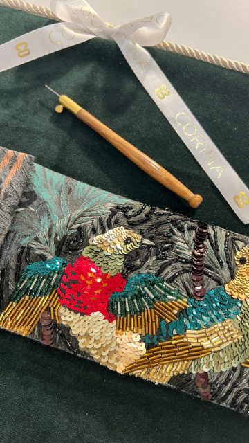 Bolso Bordado con las técnicas Lunéville de Alta Costura, bordado con pedrería y bordado con hilos de Seda Natural.
ALTA ARTESANÍA, EXCELENCIA E INNOVACIÓN.
Corina Haute Couture Embroidery diseña soluciones a medida en el Arte de Bordado Artesanal para clientes de alto valor,
combinando la excelencia artesanal, la creatividad y el amplio conocimiento en las diferentes técnicas tradicionales de bordado de Alta Costura.
El Arte del Bordado es un legado cultural y expresión artística.
Proyecto Restaurante Alegal @alegalstory / Pablo Peyra Studio / Vogue Spain
Hurtado studio
#hautecoutureembroidery #bordadoaltacostura #bordadoluneville