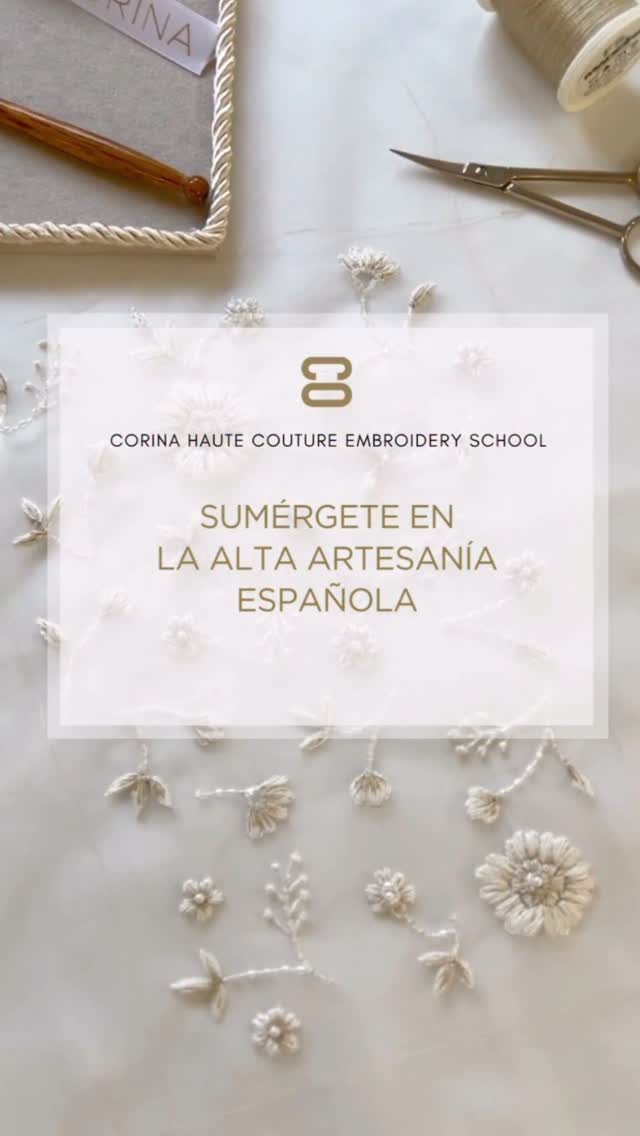 Sumérgete en la Alta Artesanía Española.
El Bordado Lunéville es una técnica artesanal de bordado francés presente, desde el siglo XIX, en los grandes Ateliers de Alta Costura.
En la escuela descubrirás este maravilloso oficio, el legado cultural que supone y la excelencia del trabajo artesano a través de los cursos profesionales de Bordado Lunéville de alta costura y bordado creativo.
Aprenderás desde cero hasta nivel profesional lo que te permitirá desarrollar proyectos de belleza incalculable para moda y decoración.
Corina Haute Couture Embroidery School es la 1ª Escuela profesional en España de Bordado Lunéville de Alta Costura y Bordado Creativo.
#hautecoutureembroidery #hautecoutureembroiderybarcelona #savoirfaire #embroideryschool