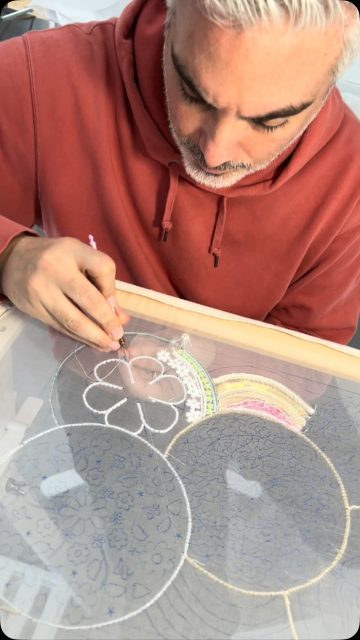 CURSO PROFESIONAL NIVEL II
CROCHET DE LUNÉVILLE Y BORDADO CREATIVO.
Gracias @jesusalbiol
Un curso muy completo en el que aprenderás nuevas técnicas de bordado de Alta Costura y te permitirá mejorar tus conocimientos adquiridos en cursos anteriores.
Cursos presenciales y online todos los días del año.
✏️Tienes toda la información en el link de la web que encontrarás en la bio.
Corina Roselló
MAESTRA ARTESANA DIVULGATIVA
Preservar, transmitir y enseñar este arte maravilloso de Alta Artesanía es mi pasión.
1ª ESCUELA PROFESIONAL EN ESPAÑA DE BORDADO LUNÉVILLE DE ALTA COSTURA Y BORDADO CREATIVO
Handmade embroidery 💕Corina Embroidery Art
#hautecoutureembroidery #bordadoluneville #bordadoamano #embroideryschool #altaartesania