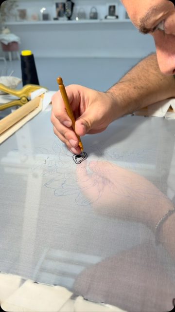 Curso de Bordado Lunéville  e hilos de seda natural.

Un curso en el que aprenderás conmigo nuevas técnicas de Alta Costura y te permitirá mejorar tus conocimientos adquiridos en cursos

No necesitas talento. Necesitas empezar.
El bordado Lunéville se aprende desde cero. Yo te llevo de la mano.

👉 Comenta QUIERO y te mando la info del próximo curso.

¡Ven a divertirte todos los días del año!

✏️Tienes toda la información en el link de la web que encontrarás en la bio.

Corina Roselló
MAESTRA ARTESANA DIVULGATIVA

1ª ESCUELA PROFESIONAL EN ESPAÑA DE BORDADO LUNÉVILLE DE ALTA COSTURA Y BORDADO CREATIVO

Handmade embroidery 💕Corina Embroidery Art

#hautecoutureembroiderybarcelona #luneville #novias #bordadoluneville #crochetdeluneville