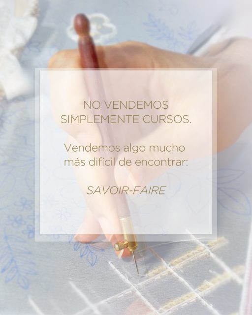 Hay personas que llegan para descubrir una técnica.

Otras quieren perfeccionar lo que ya saben.

Otras llegan con un proyecto en mente.

Y algunas buscan algo más: desarrollar una especialización que pueda formar parte de su recorrido profesional.

Por eso entendemos la formación como algo que va más allá de enseñar una técnica.

Compartimos conocimiento, experiencia y savoir-faire para que cada alumno pueda encontrar su propio siguiente paso.

Descubre nuestros cursos de Bordado Lunéville y Bordado Creativo de Alta Costura.

El enlace está en nuestra bio.

#BordadoLuneville #HauteCoutureEmbroidery #EmbroiderySchool #LunevilleEmbroidery #HauteCouture ArtisanEmbroidery EmbroideryCourse